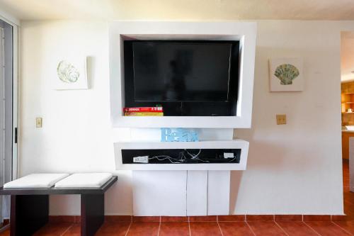 Una televisión o centro de entretenimiento en Coastal Retreat Pool & Ocean View Fajardo
