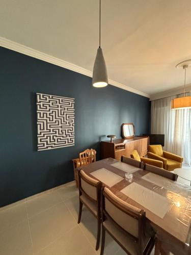 een eetkamer met een tafel en een bank bij Kavala Centre Spot in Kavala