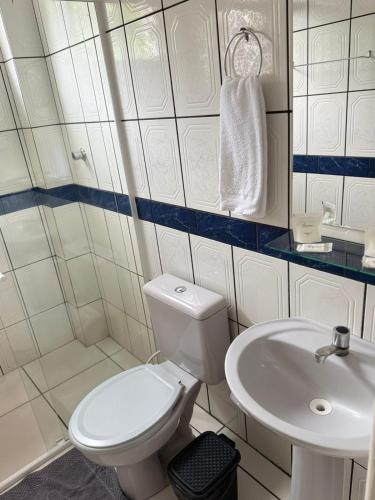 Bilik mandi di Hotel Andorinha - Realeza - PR