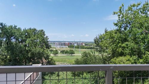 balcone con vista sul parco. di Trinity River Views King Bed Near Downtown FTW a Fort Worth