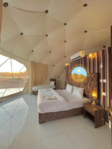 Llit o llits en una habitació de RUM BUBBLES VIEW MARS lUXURY CAMP
