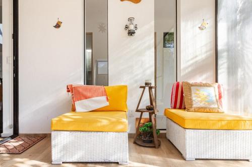 two chairs with colorful cushions sitting in a room at Casa Moderna en Cumbres del Lago Juriquilla in Juriquilla