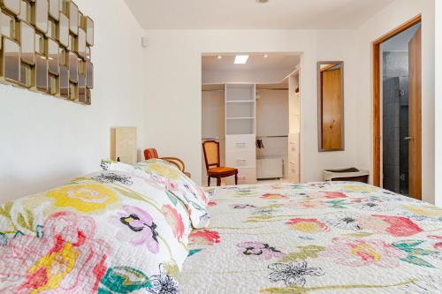 a bedroom with a bed with a colorful blanket at Casa Moderna en Cumbres del Lago Juriquilla in Juriquilla