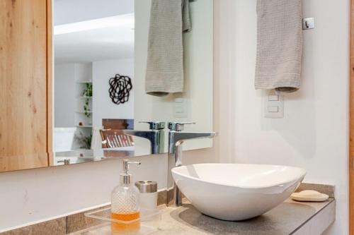 a bathroom with a bowl sink and a mirror at Casa Moderna en Cumbres del Lago Juriquilla in Juriquilla