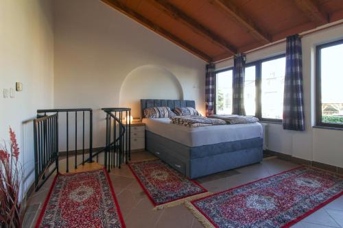 ein Schlafzimmer mit einem Bett in einem Zimmer mit Fenstern in der Unterkunft Aida in Poreč * Istrien in Poreč