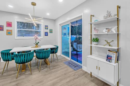 Fotografie z fotogalerie ubytování Charming Tropical Getaway with pool-3mile to Beach v destinaci Pompano Beach