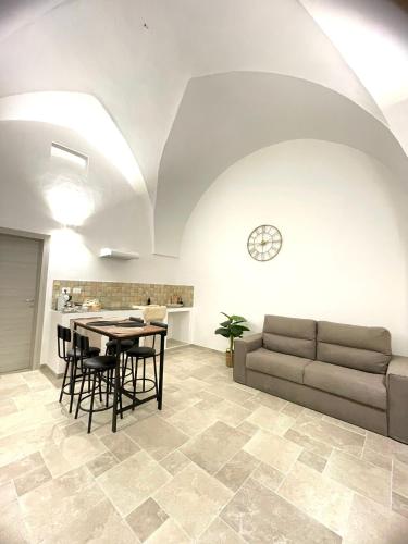 a living room with a table and a couch at LA MAISON Di FILOMENA in Aradeo
