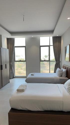 Un pat sau paturi într-o cameră la Muscat City Stay-2BR Apt 201 near Grand & Avenue Mall