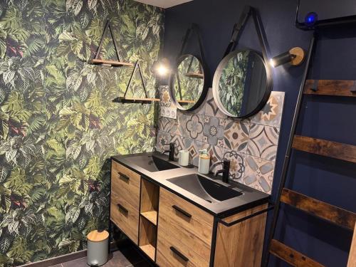 Saint-MaixantにあるLove roomの洗面台と2つの鏡があるバスルーム