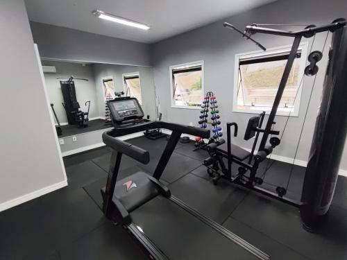 a room with a gym with a treadmill at ibis Juiz de Fora in Juiz de Fora