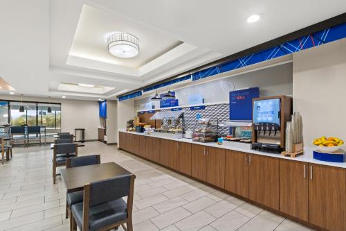 a restaurant with a counter and a cafeteria at Holiday Inn Express & Suites Fairmont by IHG in Fairmont
