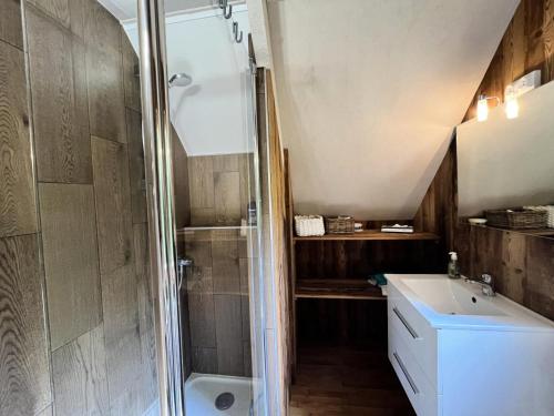 Koupelna v ubytování Résidence Les 3 Fontaines - Chalet au milieu de la foret + vue incoryable MAE-6583