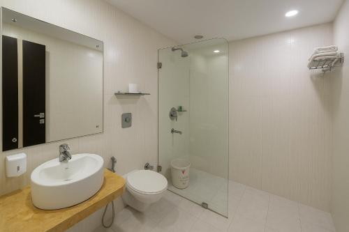 une salle de bain avec un lavabo, des toilettes et une douche dans l'établissement Hotel Kingston Park near Ganga Ram Hospital, à New Delhi