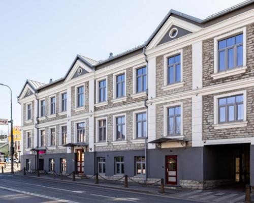 un grand bâtiment au bord d'une rue dans l'établissement Luxury living in the heart of Tallinn in 3 room apartment, à Tallinn