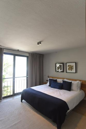 a bedroom with a large bed with a large window at Bauer Haus in Laborcillas