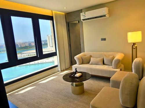 una sala de estar con un sofá y una mesa en Luxury suite with sea view, en Al Khobar