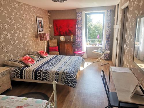 ギデルにあるTy Capitaine Chambres d'hôtes Guidelのベッドとテーブルと窓のある寝室