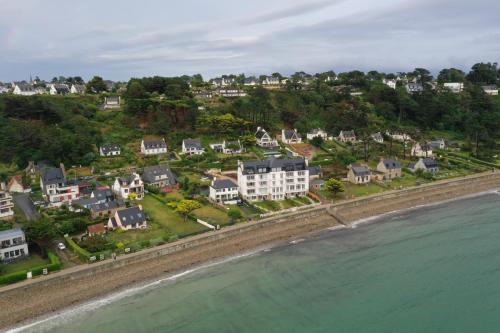 an aerial view of a houses on the beach at Triagoz bord de mer Studio Trebeurden in Bonne Nouvelle