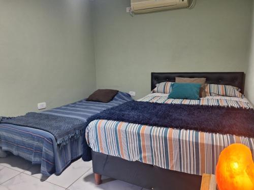 Dos camas una al lado de la otra en un dormitorio. en Be-Pe, en Oberá