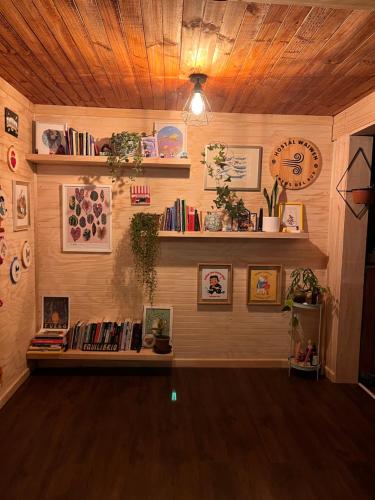 a room with a shelf with books and books at Hostal waiwen in Matanzas