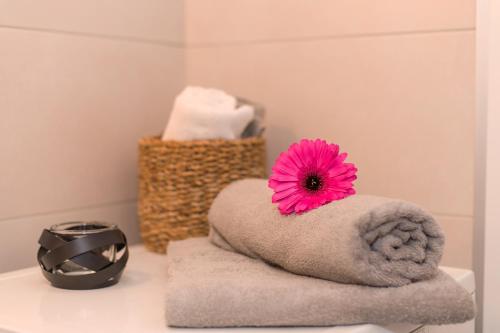 una flor rosa sentada encima de una toalla en SplitSpirit Apartment, en Split