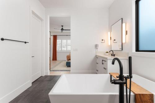 Ένα μπάνιο στο Breeze - Sparkling Pool - Mins to Old Town