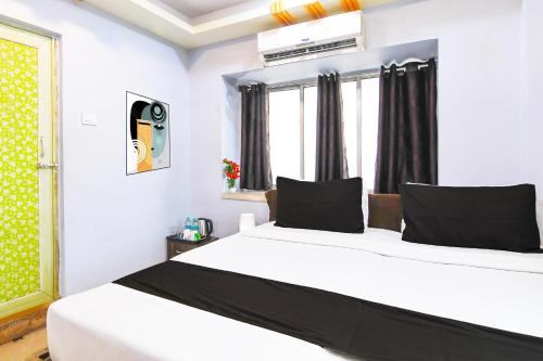 a bedroom with a white bed and a window at Hotel O The Red Rose Near Kalikapur in Jādabpur
