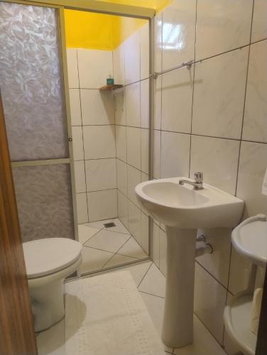 a bathroom with a sink and a toilet at Pousada Pássaros da Manhã in Vale do Capao