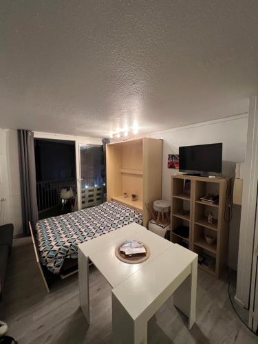 Μια τηλεόραση ή/και κέντρο ψυχαγωγίας στο Appart familial tout confort sur le port du Cap