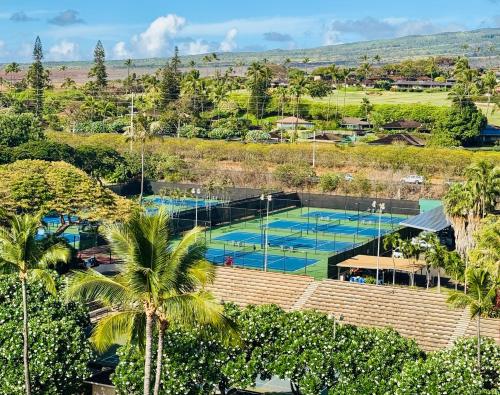 Bazén v ubytování Royal Lahaina Bungalows & Spa nebo v jeho okolí