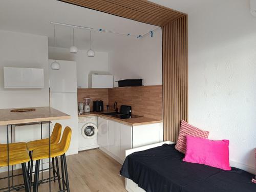 a small room with a bed and a kitchen at Beautiful apartment with direct beach access in Sète
