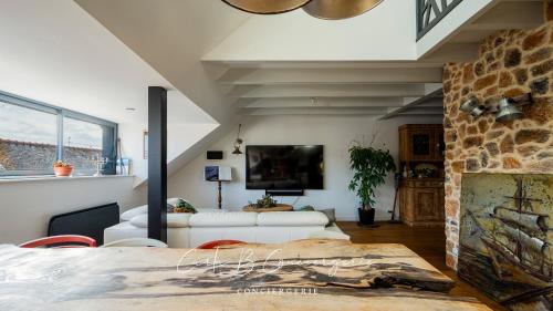 a living room with a couch and a fireplace at KILIANA Appartement 3 chambres centre ville et 100m de la mer Concarneau in Concarneau