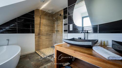 a bathroom with a sink and a bath tub at KILIANA Appartement 3 chambres centre ville et 100m de la mer Concarneau in Concarneau
