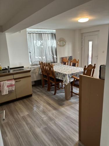 a kitchen and dining room with a table and chairs at Siegbacher Privatzimmer in Eisemroth