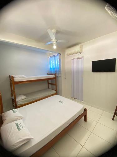 een kleine kamer met een bed en een tv bij Dormitório Barreto in Bom Jesus da Lapa