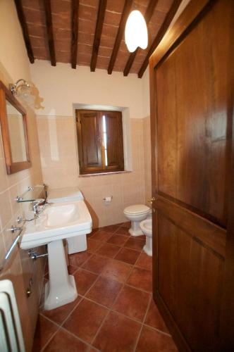ein Badezimmer mit Waschbecken und Toilette in der Unterkunft Borgo Beccanella in Asciano