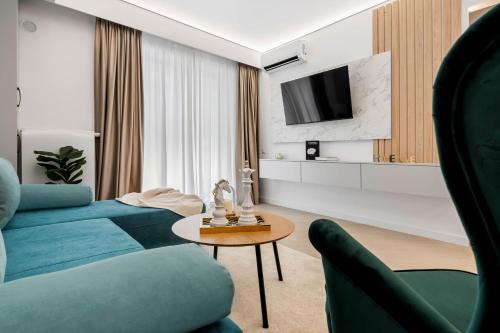 un salon avec deux canapés bleus et une table dans l'établissement Sia North Green, à Voluntari