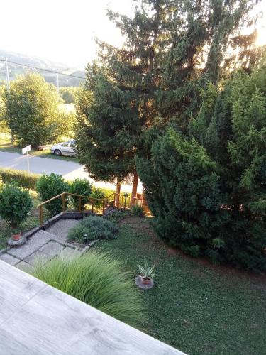 an aerial view of a garden with trees and grass at Mjesto za odmor Golden Hill in Šandrovac