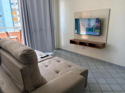 TV a/nebo společenská místnost v ubytování Apartamento a 350 m das praias de Areia Preta e das Castanheiras com dois quartos e duas varandas TV Wi-Fi dois elevadores sol da manhã garagem cozinha completa com airfryer micro-ondas sanduicheira e chaleira elétrica próximo a bancos mercados restaurant