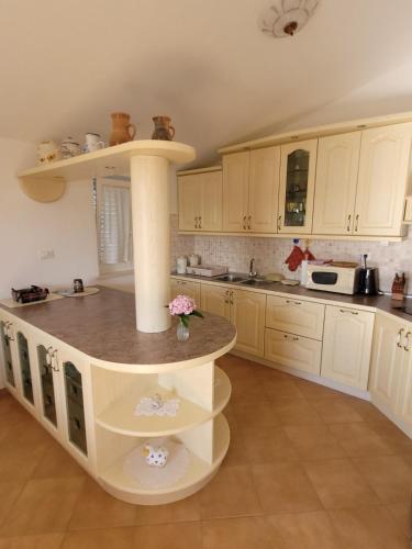 Una cocina o cocineta en Apartma Barižoni