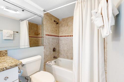 Et badeværelse på Magnolia House at Destin Pointe 212