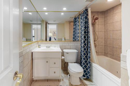 Un baño con inodoro, lavabo y bañera. en Sea Colony - 110 Chesapeake House Rd, en Sea Colony