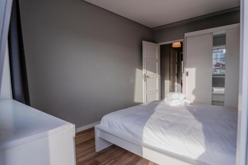 3BR Flat by Casa da Música, Central, Sleeps 6, 2D