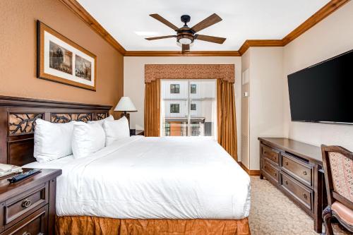 een slaapkamer met een bed en een flatscreen-tv bij Westgate Luxury Condo 4814, A Side in Park West Ski Area Heliport
