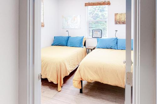 Una cama o camas en una habitación de Upper Driftwood