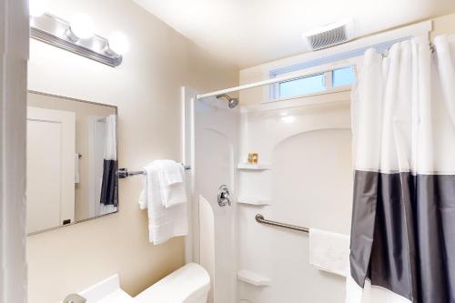 ein Badezimmer mit Toilette, Waschbecken und Spiegel in der Unterkunft Craftsman Cottage in Springfield