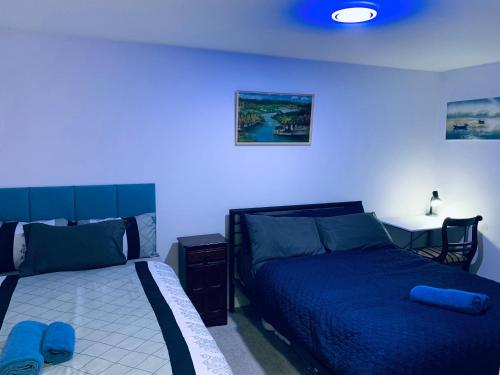Bloom Court -Sleeps 6-Free Parking with Workspace & High-Speed WiFi photo 10