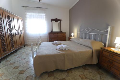 a bedroom with a bed with towels on it at Twins House in Carini