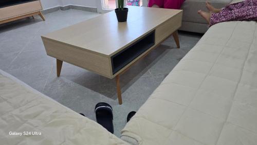 una mesa de centro en una sala de estar junto a un sofá en Tenes centre, en Ténès