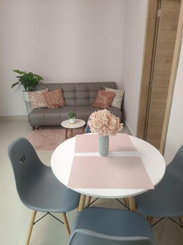 a table and chairs in a living room with a couch at Moderna suite en centro de Guayaquil in Guayaquil